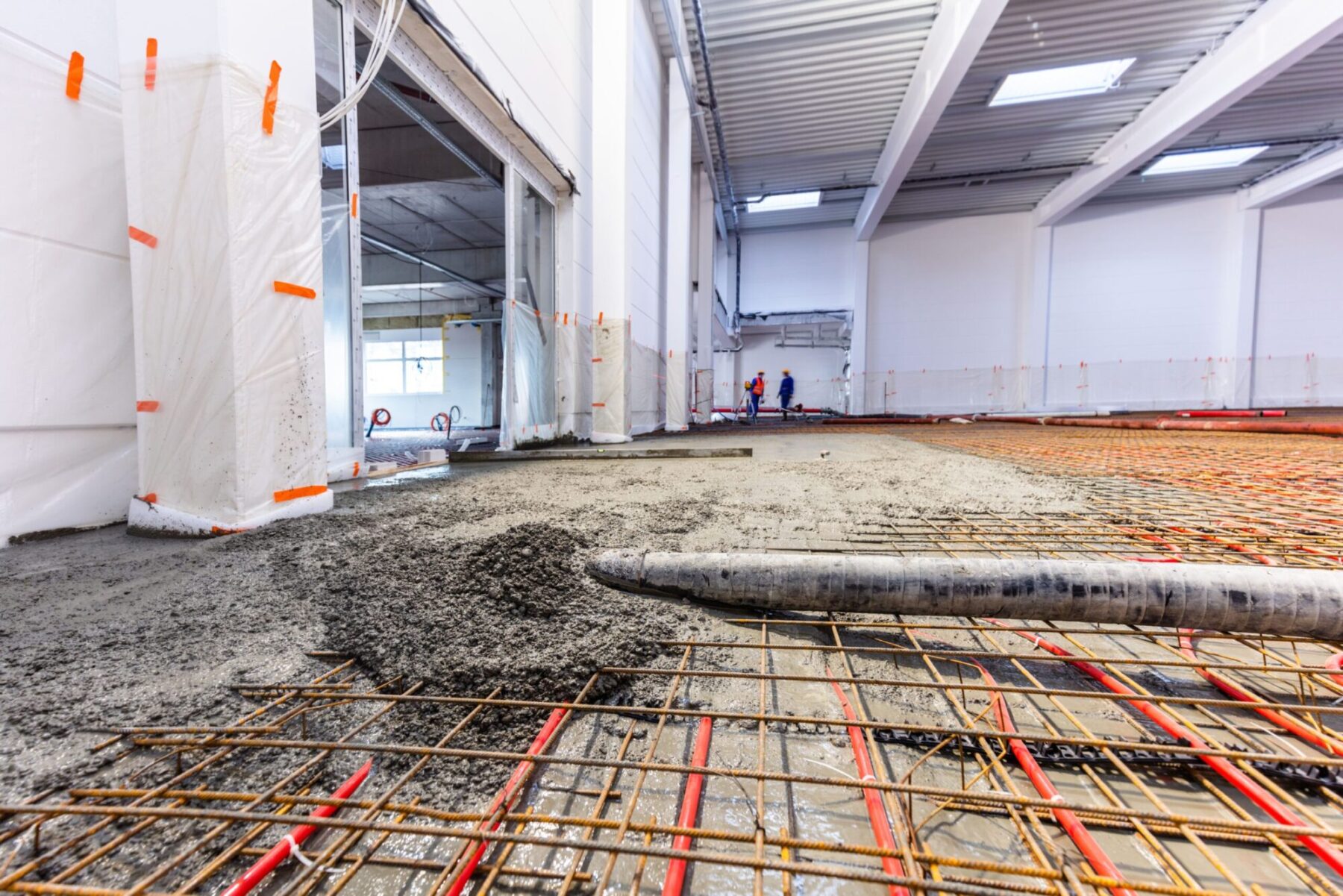 concrete-screed-on-floor-heating-in-a-new-warehous-2026-01-09-08-38-52-utc
