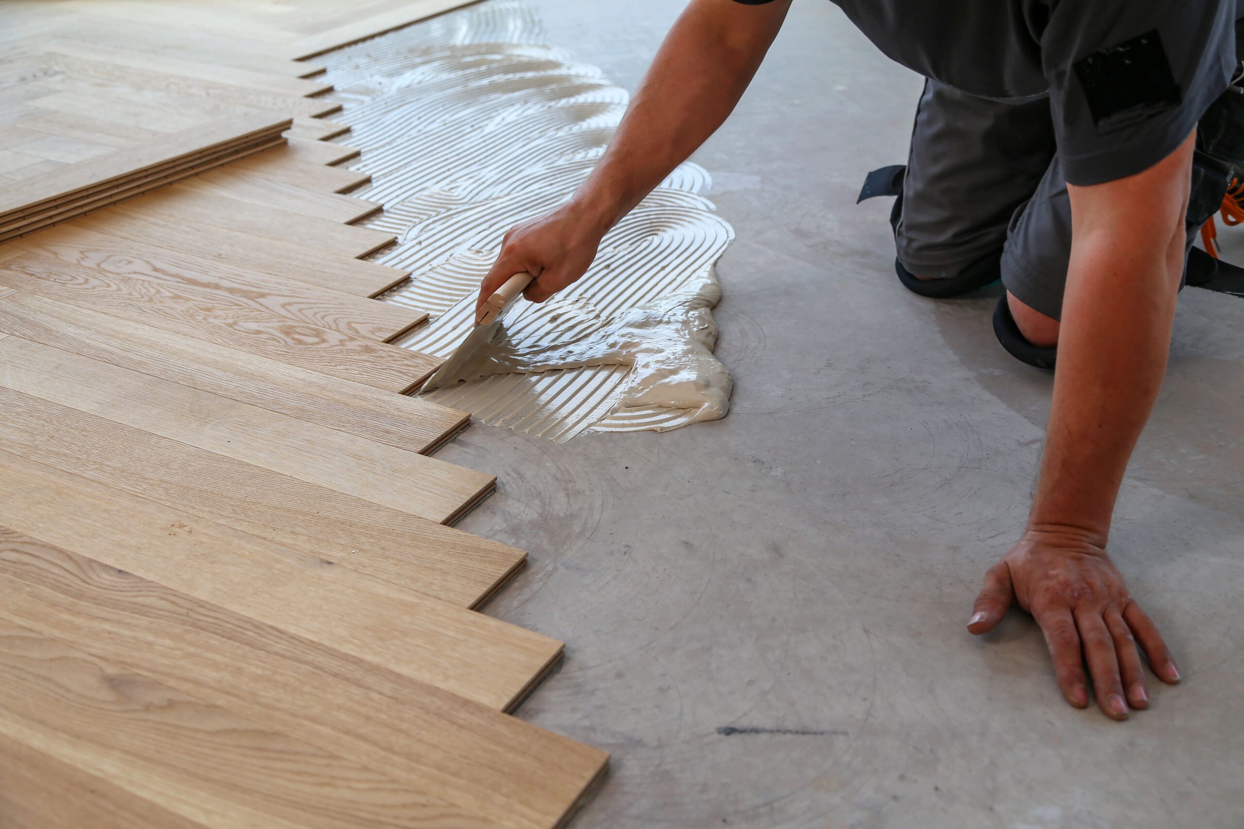 male-worker-installing-a-wooden-laminate-flooring-2026-01-07-07-35-17-utc (1)